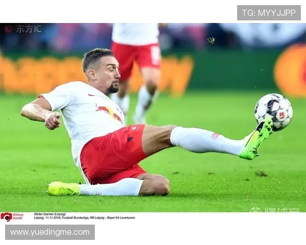 莱比锡边卫亨里希斯步行三公里半前往训练专注锻炼跟腱恢复